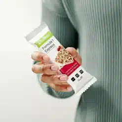 Barritas F1 Express arándanos y chocolate blanco 4 li man holding cranberry express bar.jpg pdp w875h783
