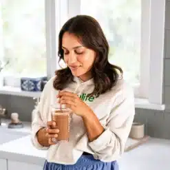 Batido Fórmula 1 Herbalife café Latte 4 li woman drinking formula 1 shake.jpg pdp w875h783 2
