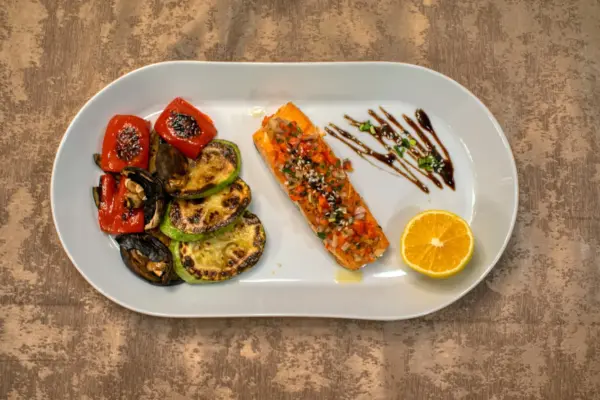 Plato con pescado a la plancha y verduras asadas