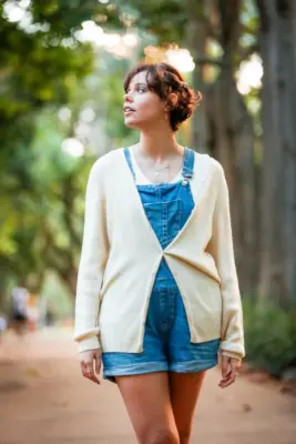 Mujer caminando al aire libre con ropa cómoda