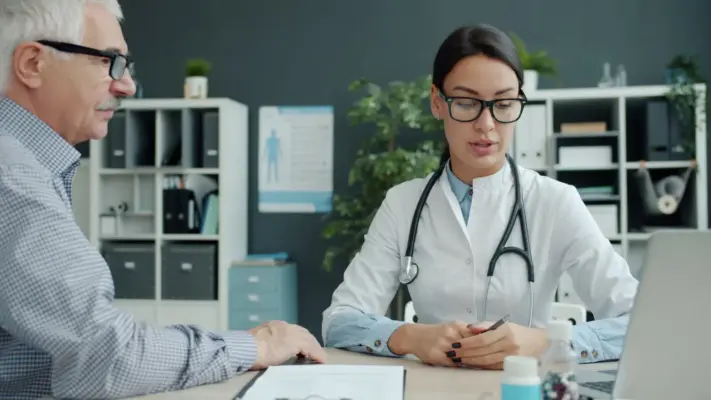 Médica atendiendo a una paciente en la consulta