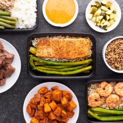 Recipientes de cristal con comida preparada para la semana