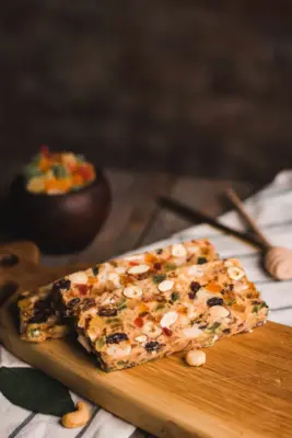 Barritas de cereales caseras cortadas sobre una tabla de madera