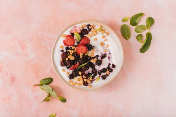 Bol de desayuno con fruta, frutos secos y avena